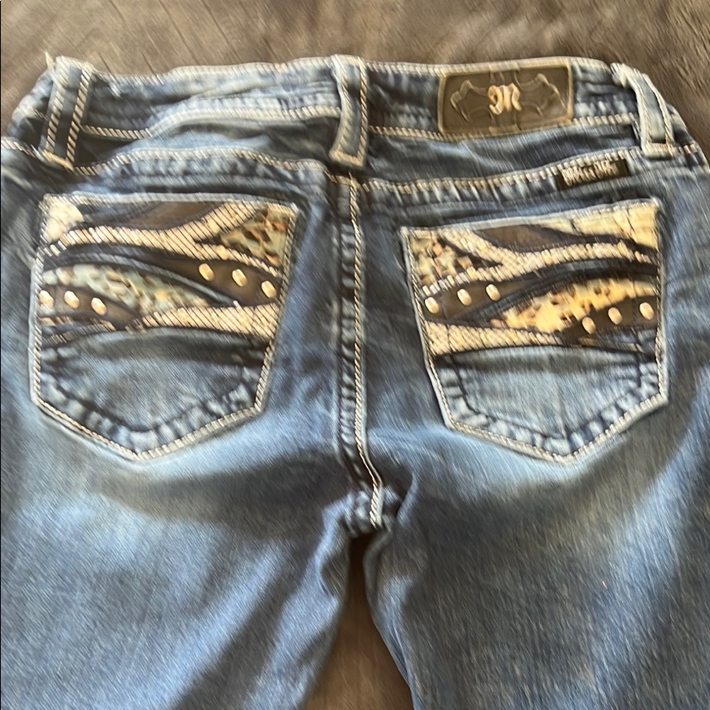 Stylish Blue Jeans with Patterned Pockets